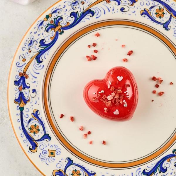 Шоколадные сердца и кейк-попсы «Валентинки»: какие десерты предлагают рестораны Екатеринбурга к 14 февраля - Фото 3