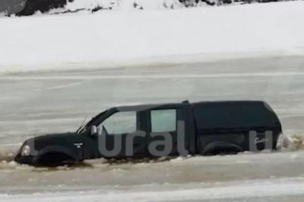 Несколько машин провалилось под лед на реке Косьва в Пермском крае - Фото 2