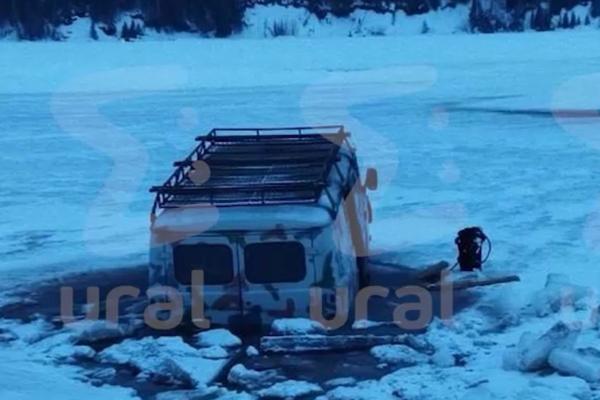 Несколько машин провалилось под лед на реке Косьва в Пермском крае - Фото 4