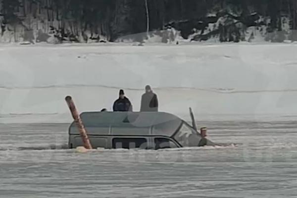 Несколько машин провалилось под лед на реке Косьва в Пермском крае - Фото 5