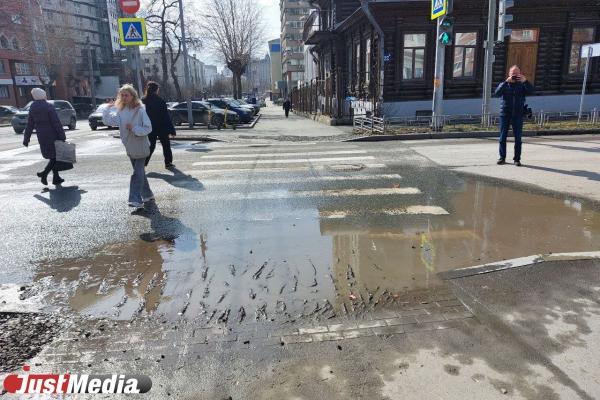 Вице-мэр Бубнов прошел по центру Екатеринбурга и оценил состояние дорог - Фото 3