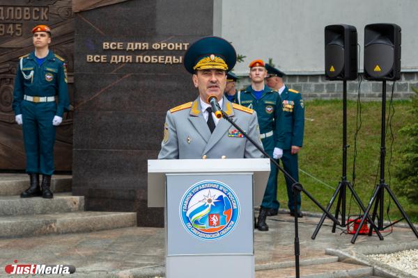 В Екатеринбурге установили памятник работникам МЧС - Фото 5