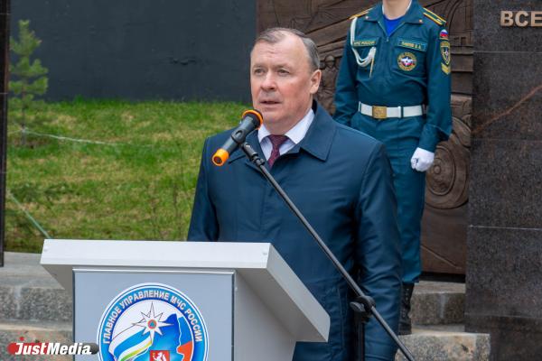В Екатеринбурге установили памятник работникам МЧС - Фото 9