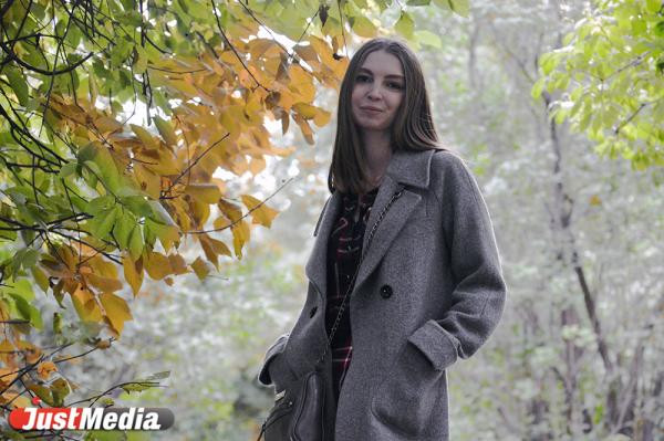 Журналист Алена Скользина: «Не очень люблю осень. Природа увядает, и с каждым днем становится все холоднее». В Екатеринбурге +19 - Фото 2