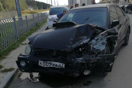 Стритрейсер на Subaru разбил три машины в Академическом и сбежал, бросив машину - Фото 3