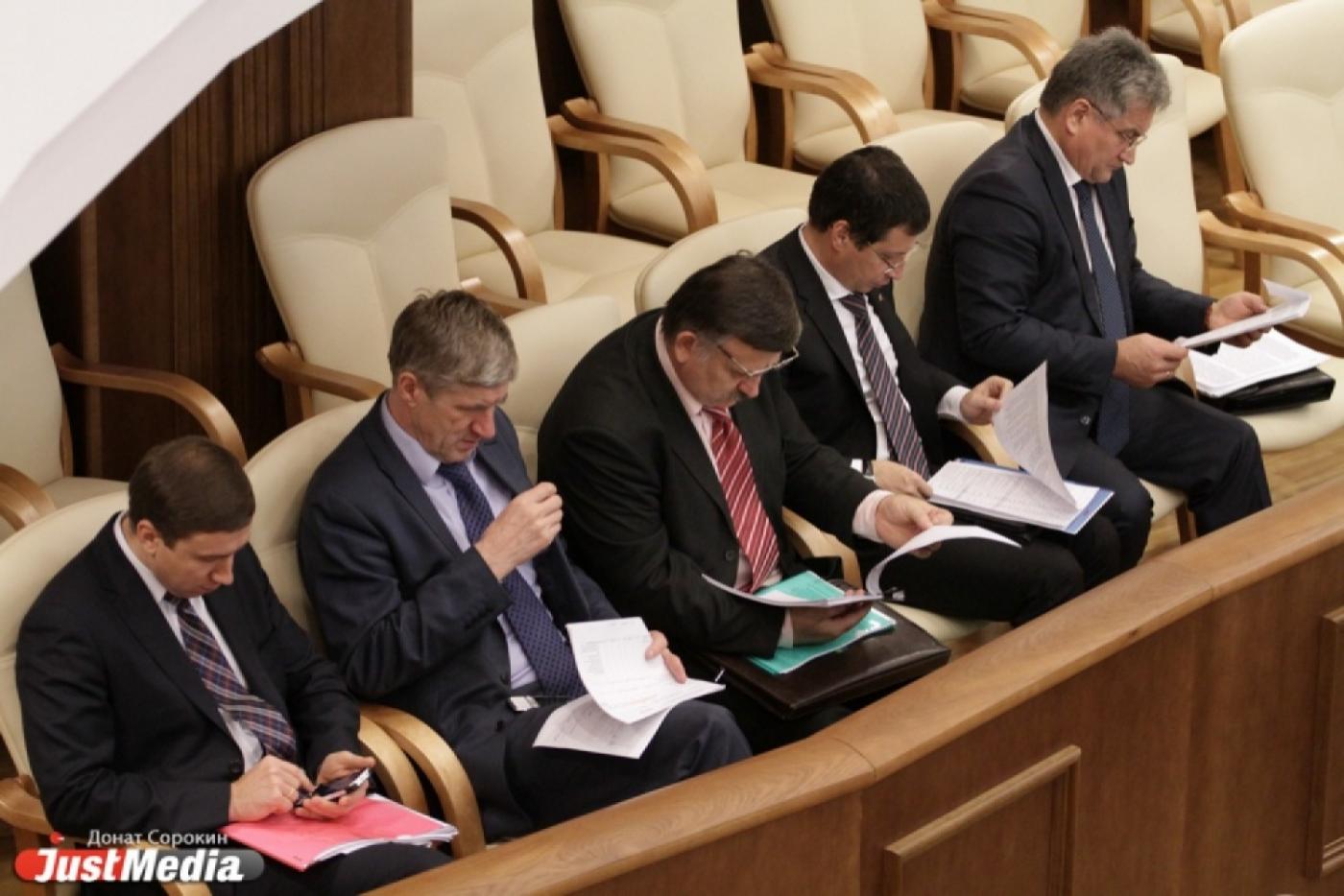 Шантаж, траур и анекдоты про золотую рыбку. В зале заседаний свердловского Заксобрания развернулась бюджетная трагикомедия - Фото 1