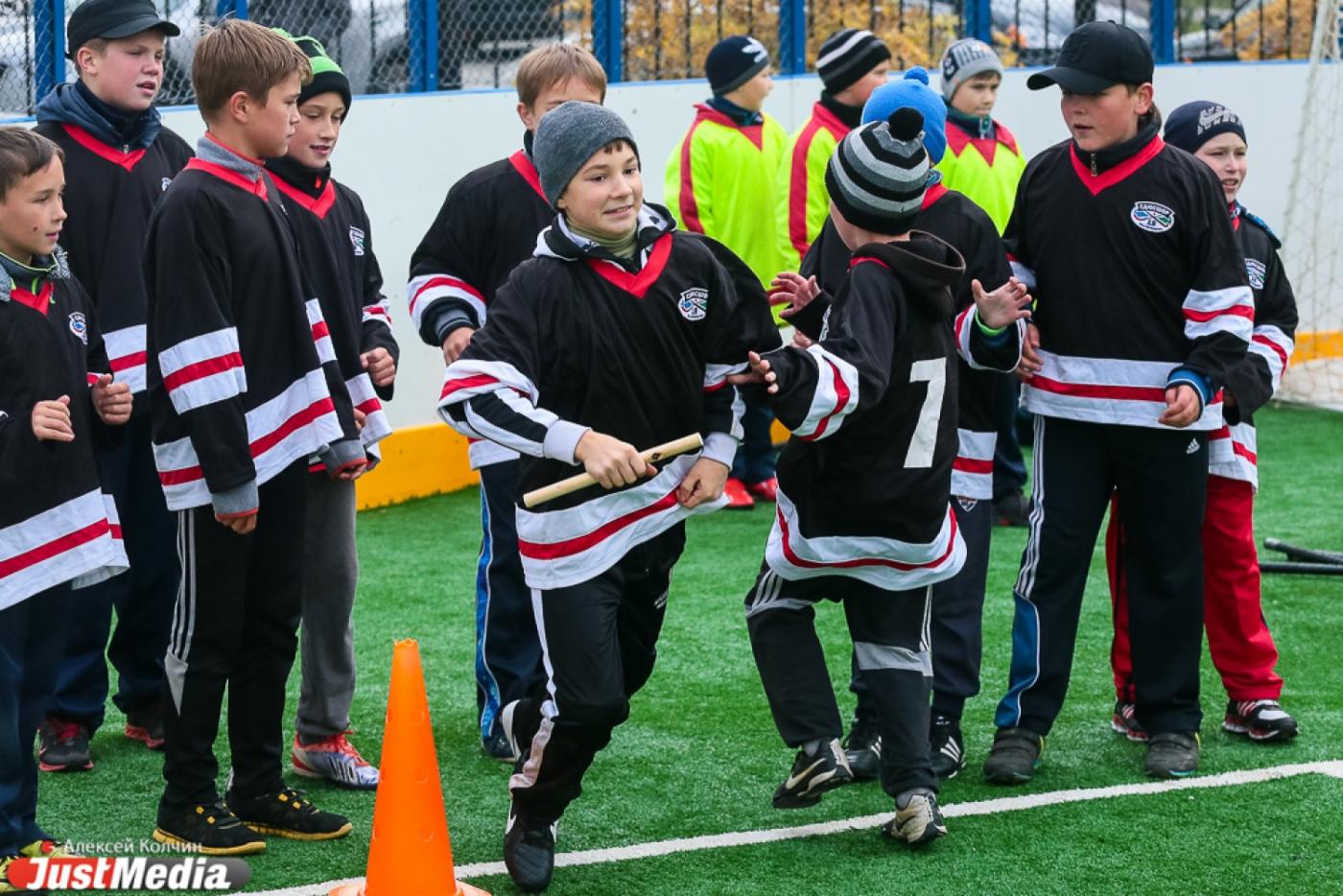 Уральские ветераны хоккея с мячом научили махать клюшкой юных чемпионов России - Фото 1