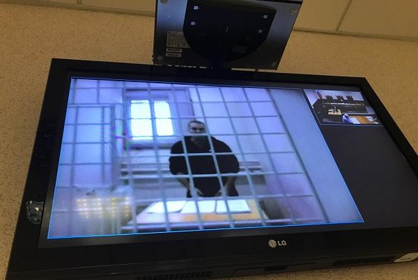 «Скоро начну выражаться на местном лексиконе». Суд оставил в СИЗО политолога Устинова - Фото 1