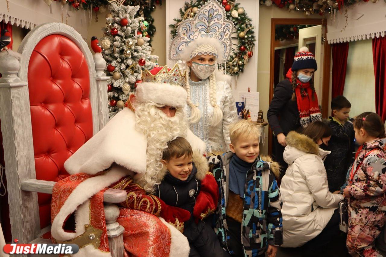 В гостях у волшебника. Маленькие жители Екатеринбурга встретились с Дедом Морозом - Фото 1