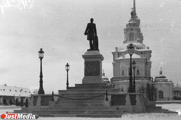 От храма через «голову» Маркса к портрету Сталина. Что было в Екатеринбурге на площади 1905 года до памятника Ленину - Фото 1