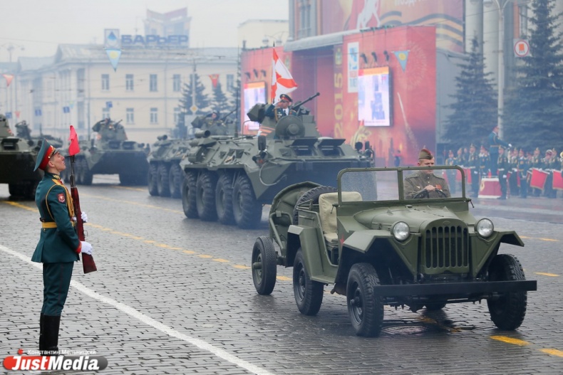 Парад с авиацией, шествие бессмертного полка и фееричный салют. Празднование 70-летия Победы в картинках - Фото 6