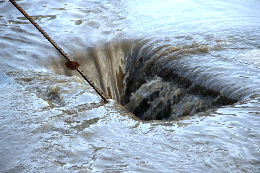 На проспекте Космонавтов потоп. Машины исчезали в воде по самые колеса - Фото 3