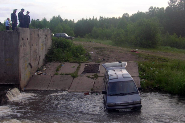 В Нижнем Тагиле, поднимая упавшую в реку машину, нашли тело неизвестного мужчины - Фото 4