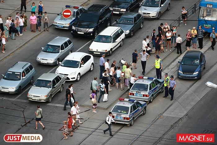 В Екатеринбурге у Вечного огня из-за аварии образовалась пробка - Фото 1