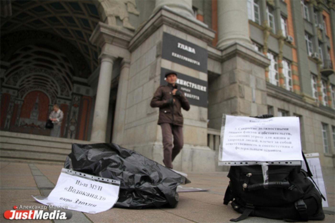 Протестная активность увеличивается. Здание мэрии пикетировал борец за чистоту городского пруда - Фото 1