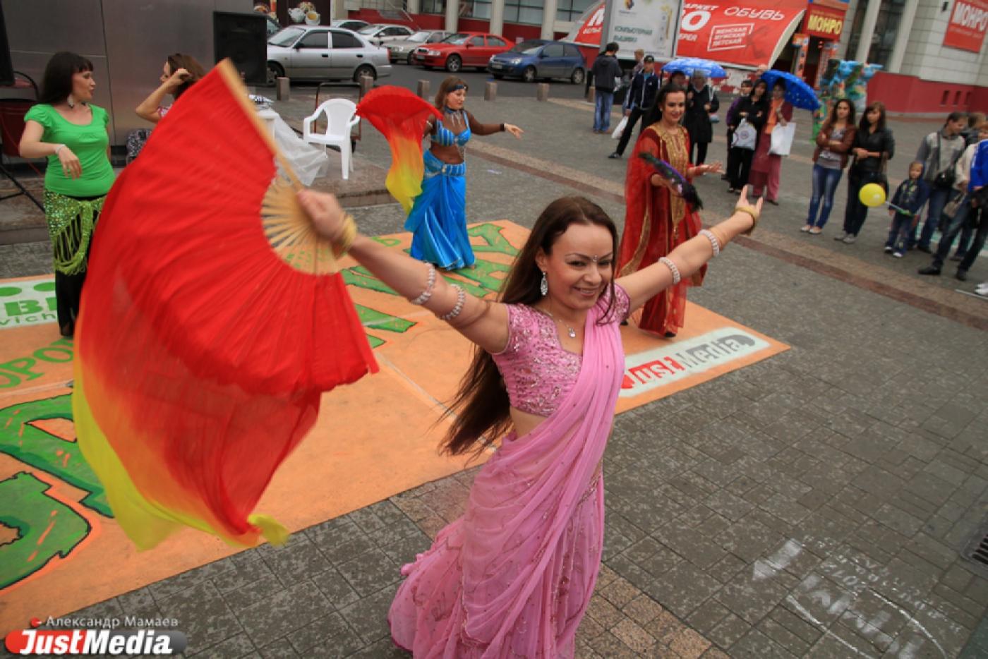 Рок-н-ролл, восточные красавицы и танцующие коты разгоняли тучи на улице Вайнера - Фото 1