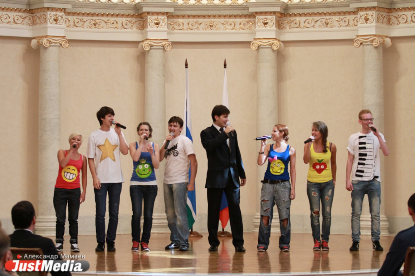 «Что за балет?». Уральских олимпийцев коллектив Театра эстрады поздравил «пионерскими» песнями - Фото 1