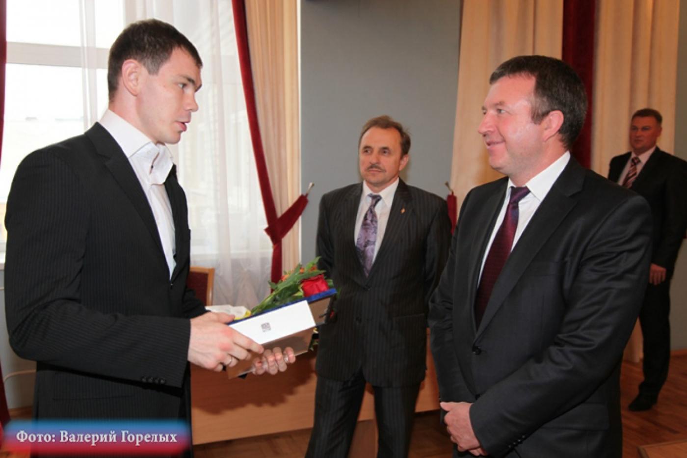 Свердловские олимпийцы продолжают получать награды. Сегодня их поздравили в ГУ МВД области - Фото 1