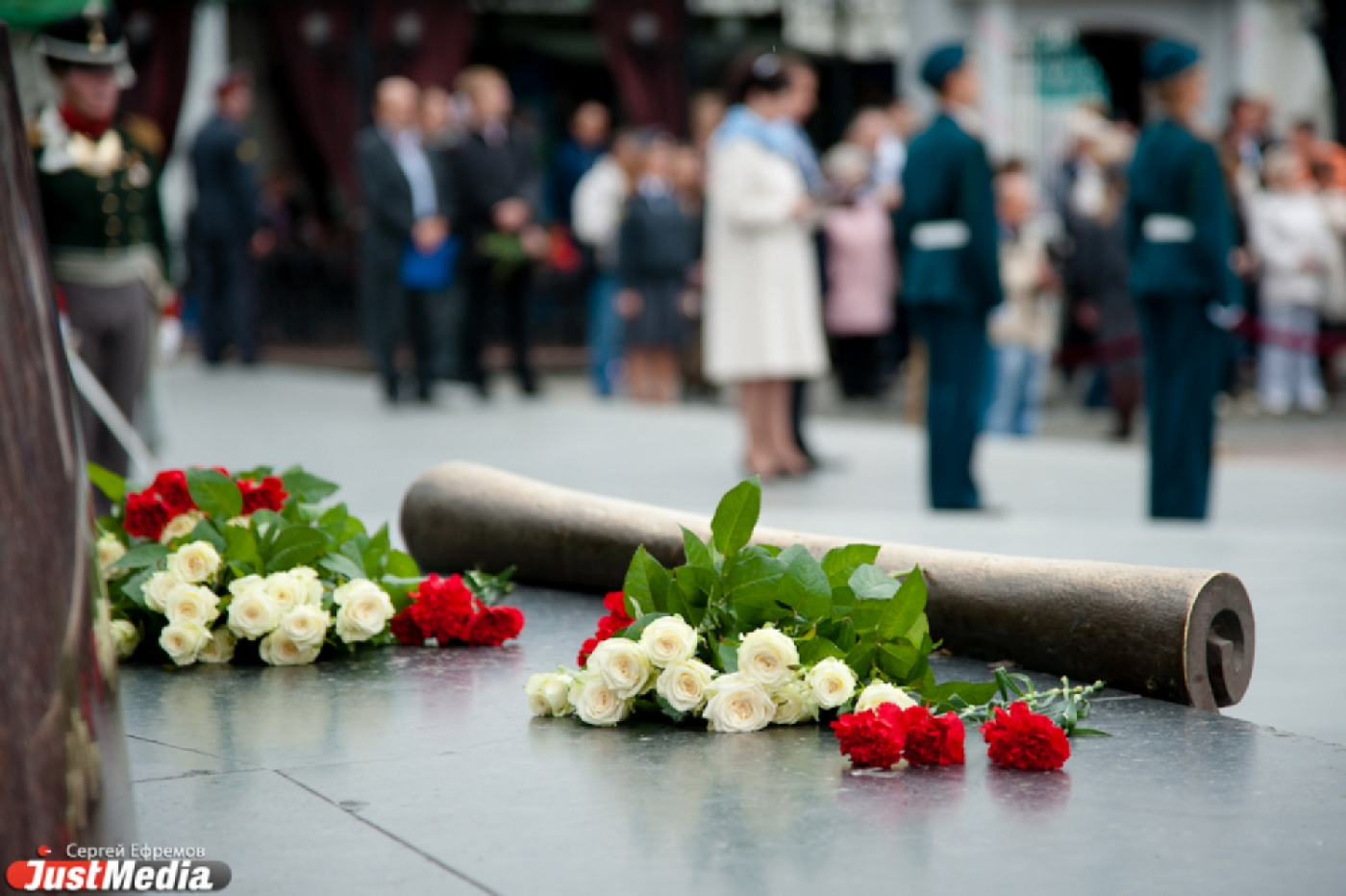 В екатеринбургской школе появится доска памяти легендарного летчика-разведчика - Фото 1