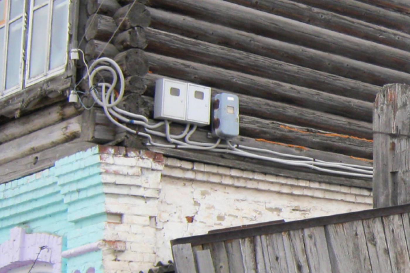 Новый экспонат в музее безобразий в ЖКХ: в Красноуфимске электросчетчики установили на внешней стороне дома на уровне второго этажа - Фото 1