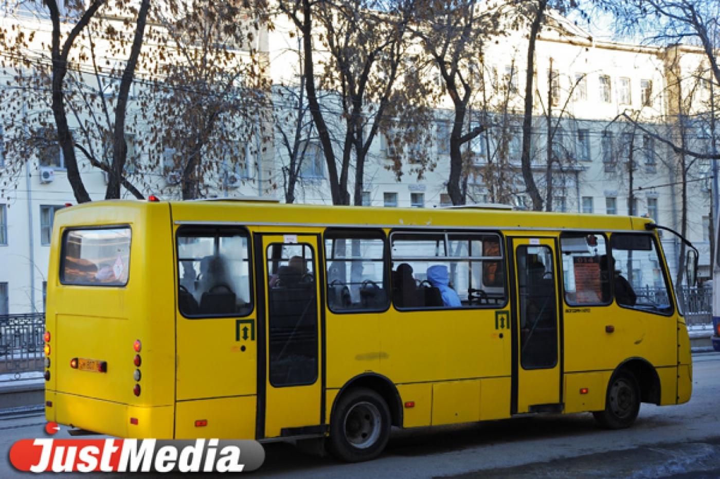 «Люди, где едем?». Екатеринбуржцы жалуются на то, что в коммерческом транспорте не объявляют остановки - Фото 1