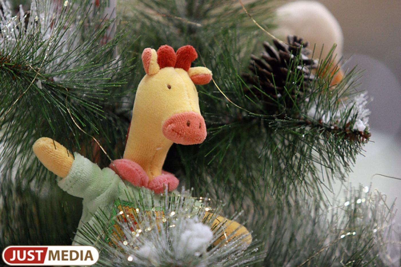 В Екатеринбурге два инкассатора похитили елку - Фото 1