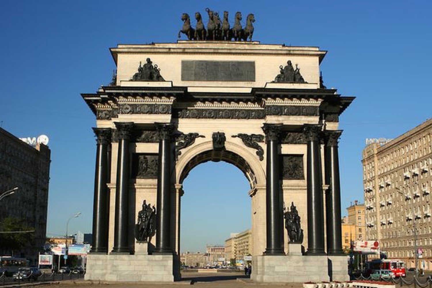 триумфальная арка в москве на кутузовском