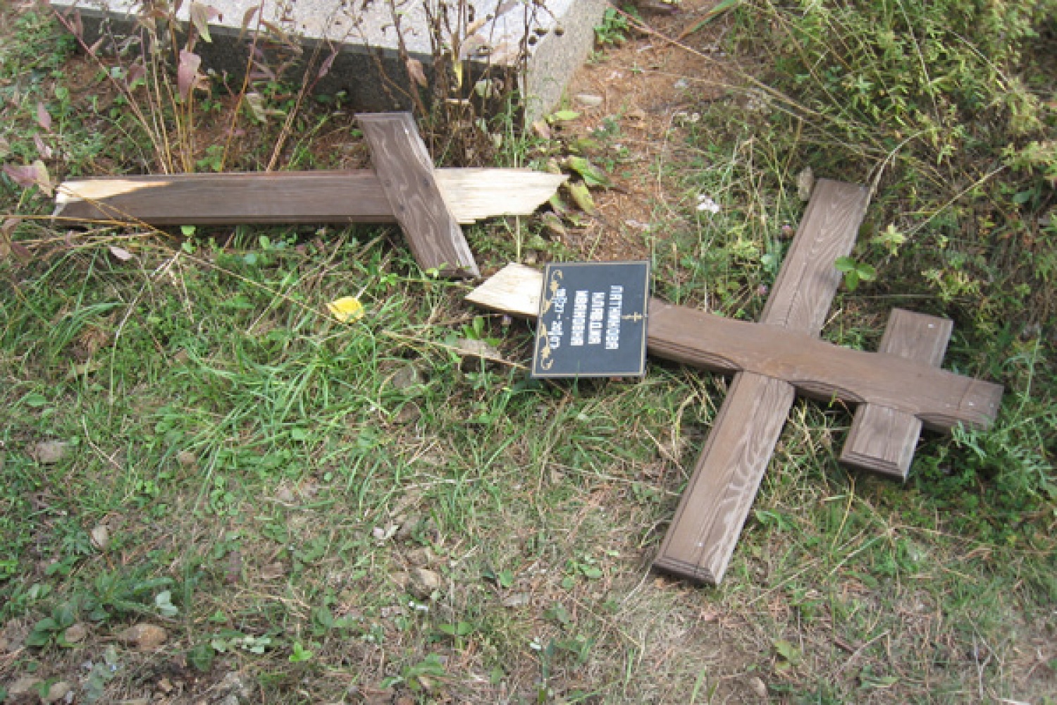 крест на кладбище деревянный фото