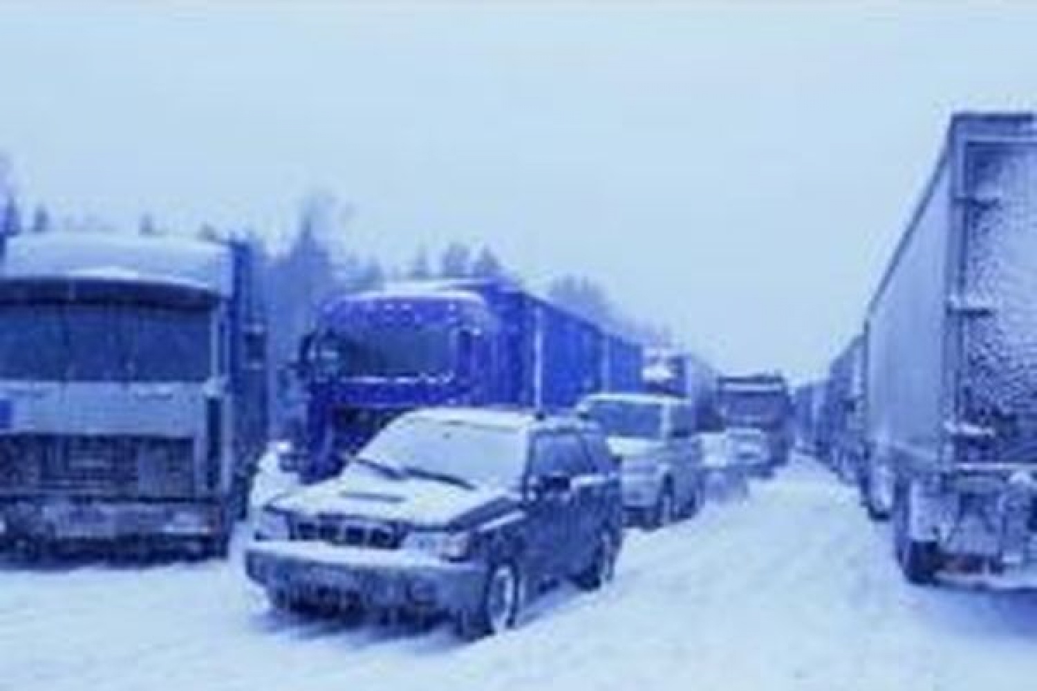 Фуры видео. Грузовик на трассе. Затор на трассе зимой. Пробка на трассе Дальнобой. Огромная пробка грузовиков зимой.