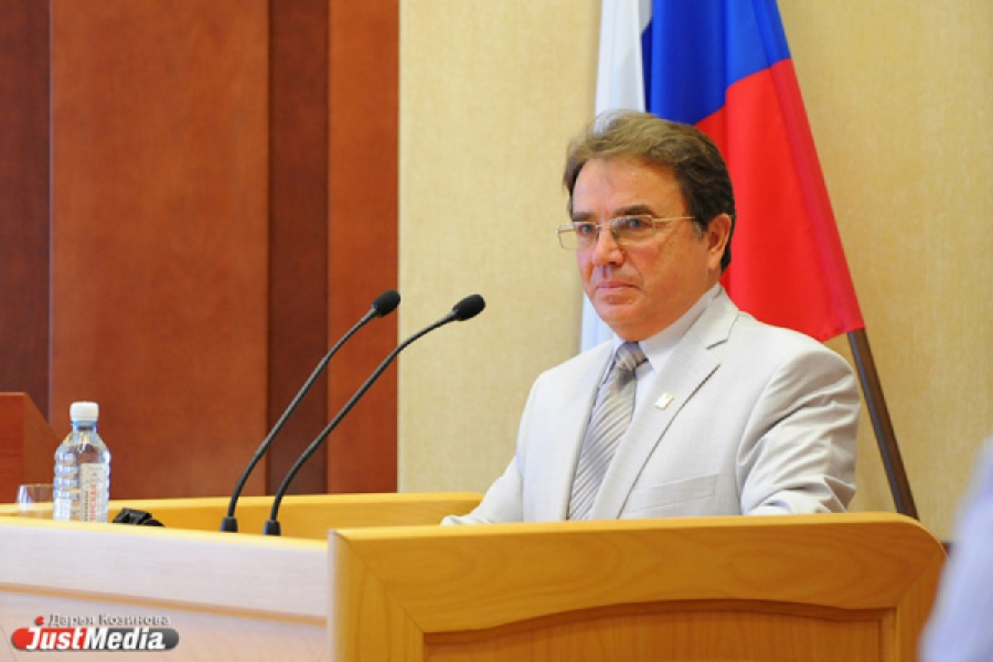 Владимир Мостовщиков принес присягу: обещал судить по закону и совести - Фото 1