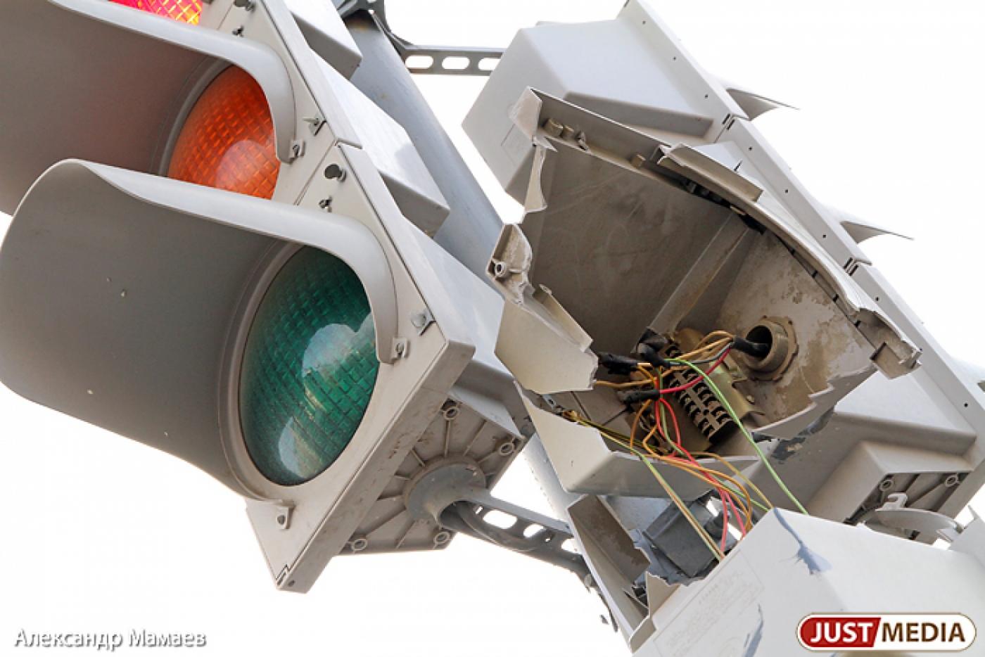 В Екатеринбурге из-за поврежденного кабеля уже неделю не работают светофоры на улице Титова - Фото 1