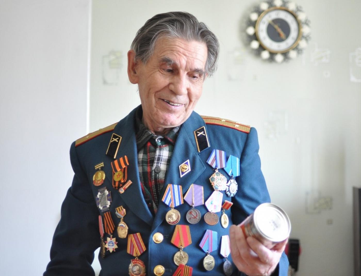 Областные власти отблагодарили ветеранов за победу просроченной тушенкой - Фото 1