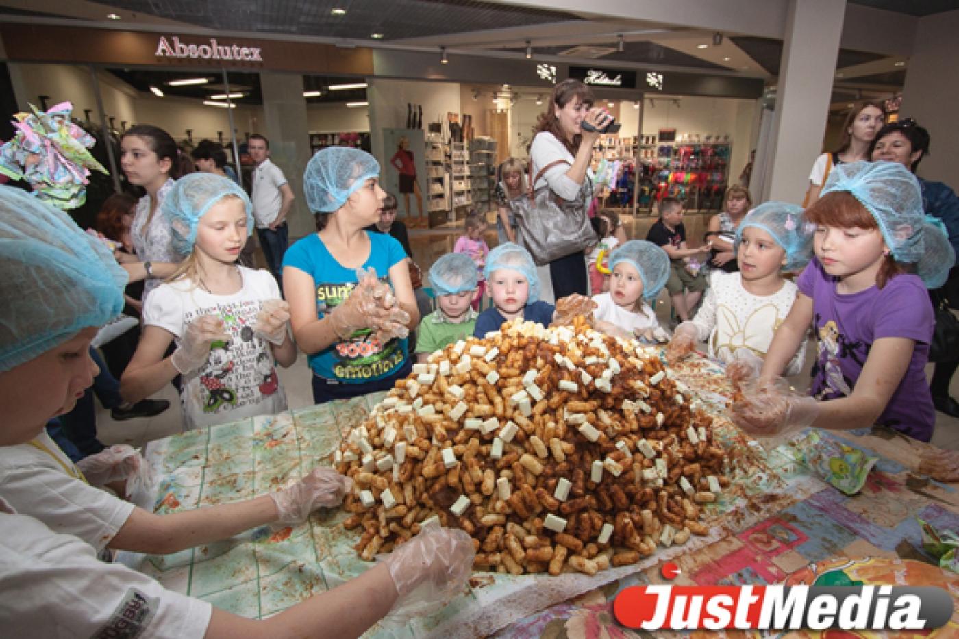 Екатеринбуржцы создали муравейник из кукурузных палочек - Фото 1