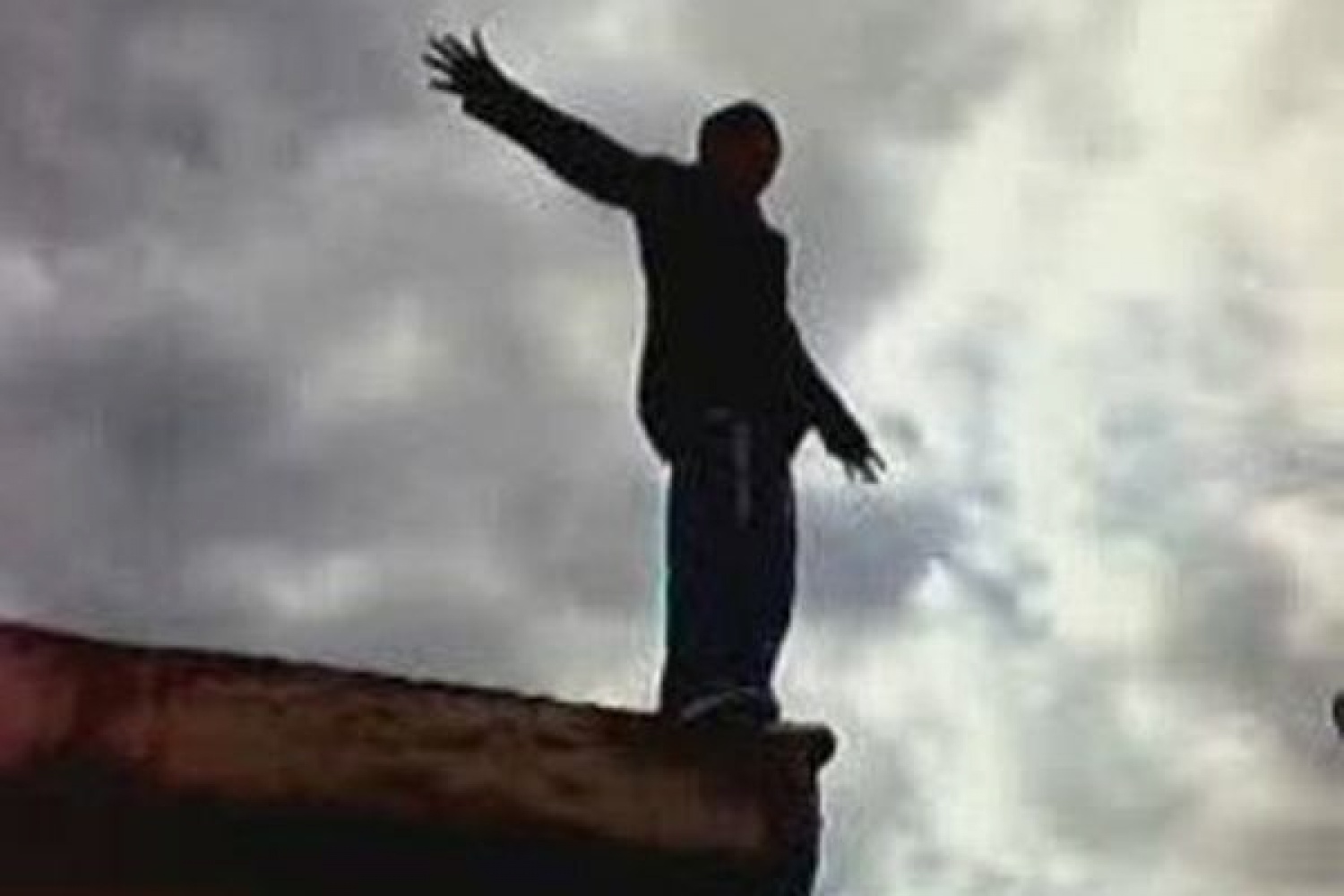 Человек падает с крыши фото