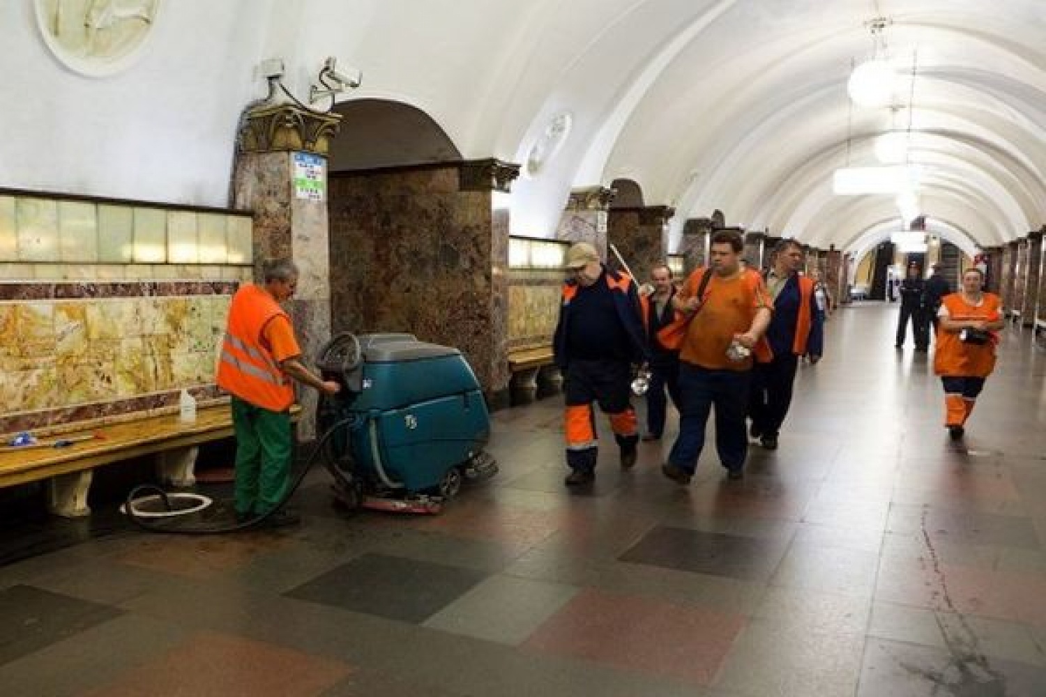 Метро работает часы. Уборка метрополитена. Уборщик метро. Уборка станций метрополитена. Уборка на станциях метро.