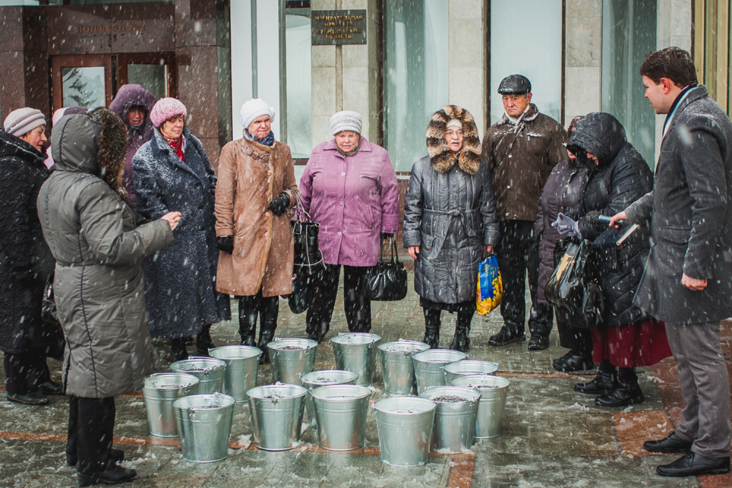 Бабушку толпой. Бабка с ведрами. Толпа с вёдрами. Очередь с ведрами. Очередь в подъезд.