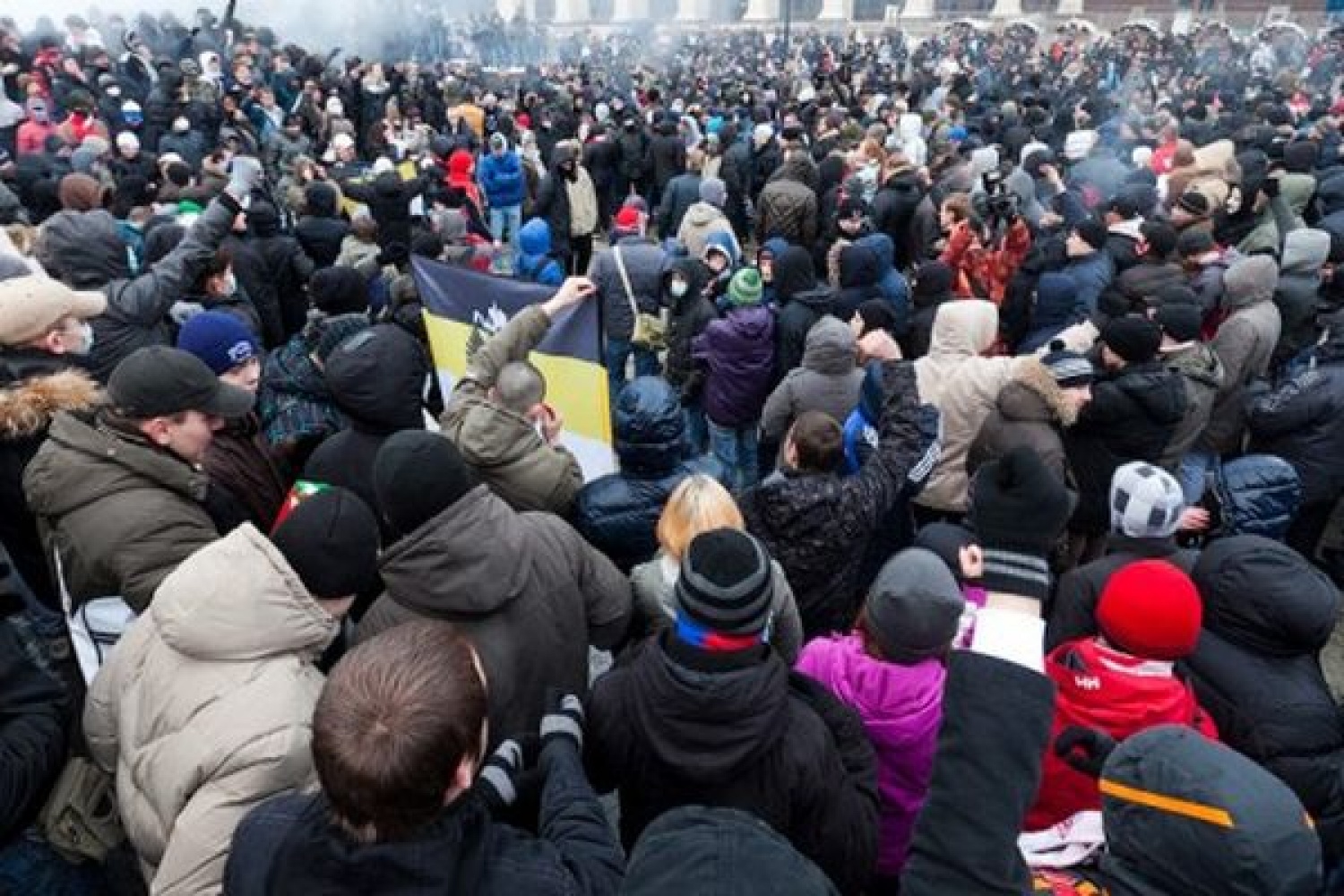 Как называется массовое. Манежка 2010 националисты. Митинг на Манежной площади 2010. Манежка 2010 нацисты. Русский бунт на Манежной площади.