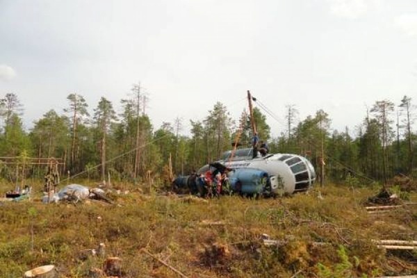 Ми 6 лежит в болоте. Вертолет ми 6 в Тарко Сале в болоте. Тарко-Сале вертолет в болоте. Вертолет ми-6 в Тарко-Сале.