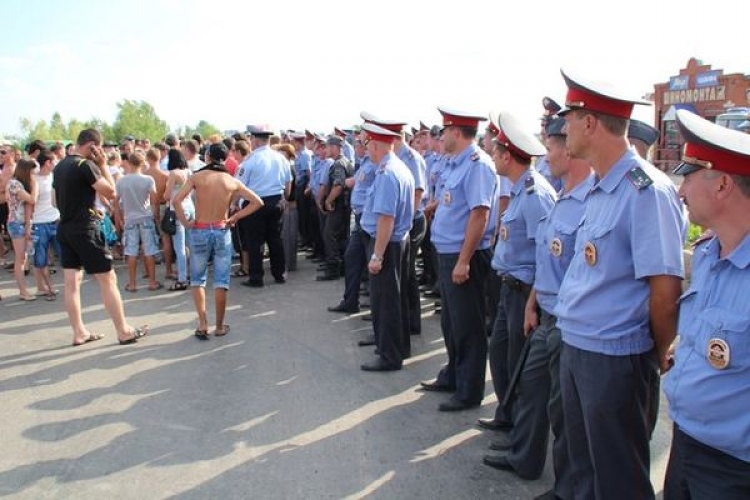 Рп5 пугачев саратовская. Бунт в Пугачеве Саратовской области. Милиция города Пугачева Саратовской области. Сотрудники полиции города Пугачева Саратовской области. Город пугачёв полиция.