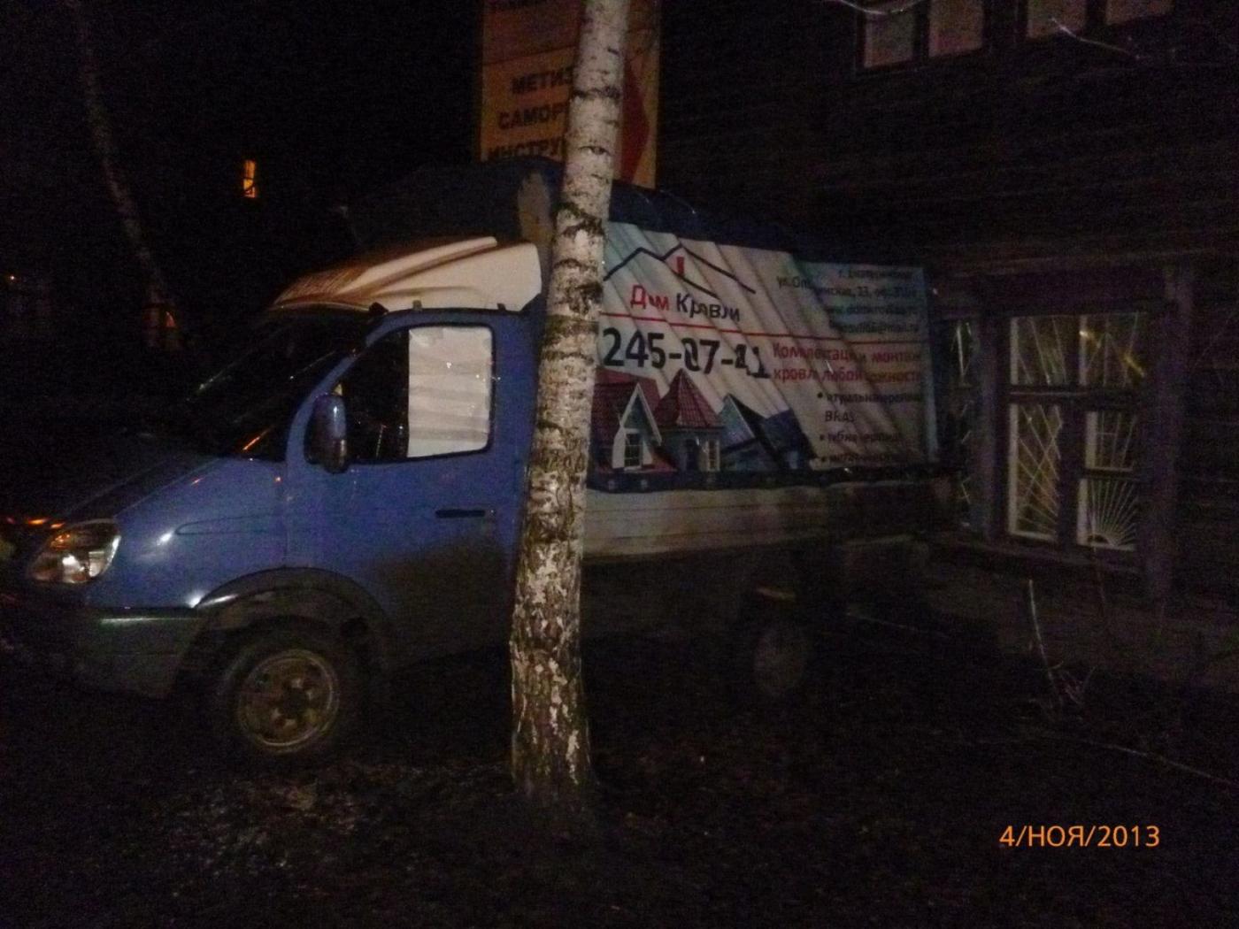 «Газель», протаранившую барак, так и не убрали с места происшествия — боятся, что рухнет стена дома - Фото 1