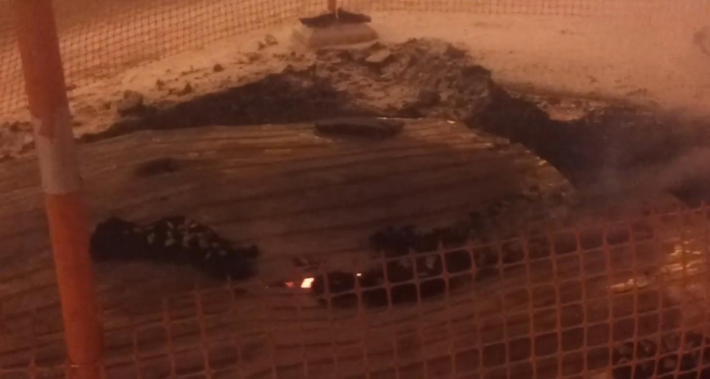 В Екатеринбурге появился огненный вход под землю - Фото 1