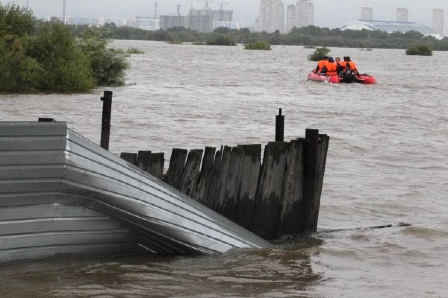 Тонущий остров. Разлив Амура в Хабаровске. Наводнения в России. Разлив воды из дамбы. Наводнение на Дальнем востоке 2013.