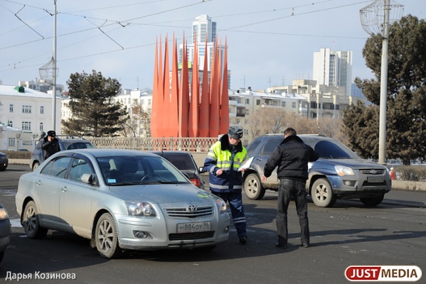 В Екатеринбург в столкновении «Тойот» пострадали две десятилетние девочки - Фото 1