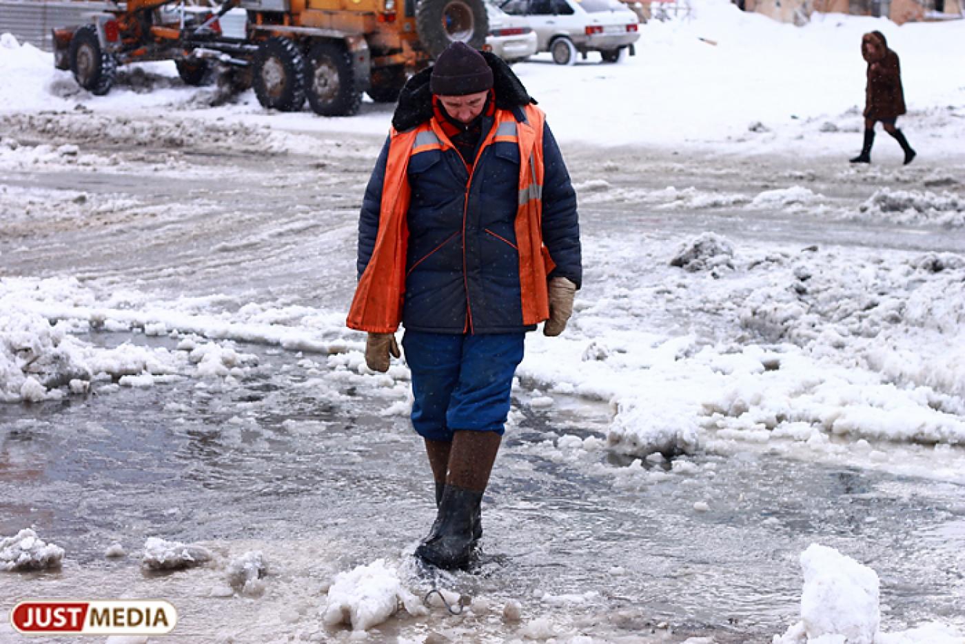 В Екатеринбурге начали чистить ливневую канализацию - Фото 1