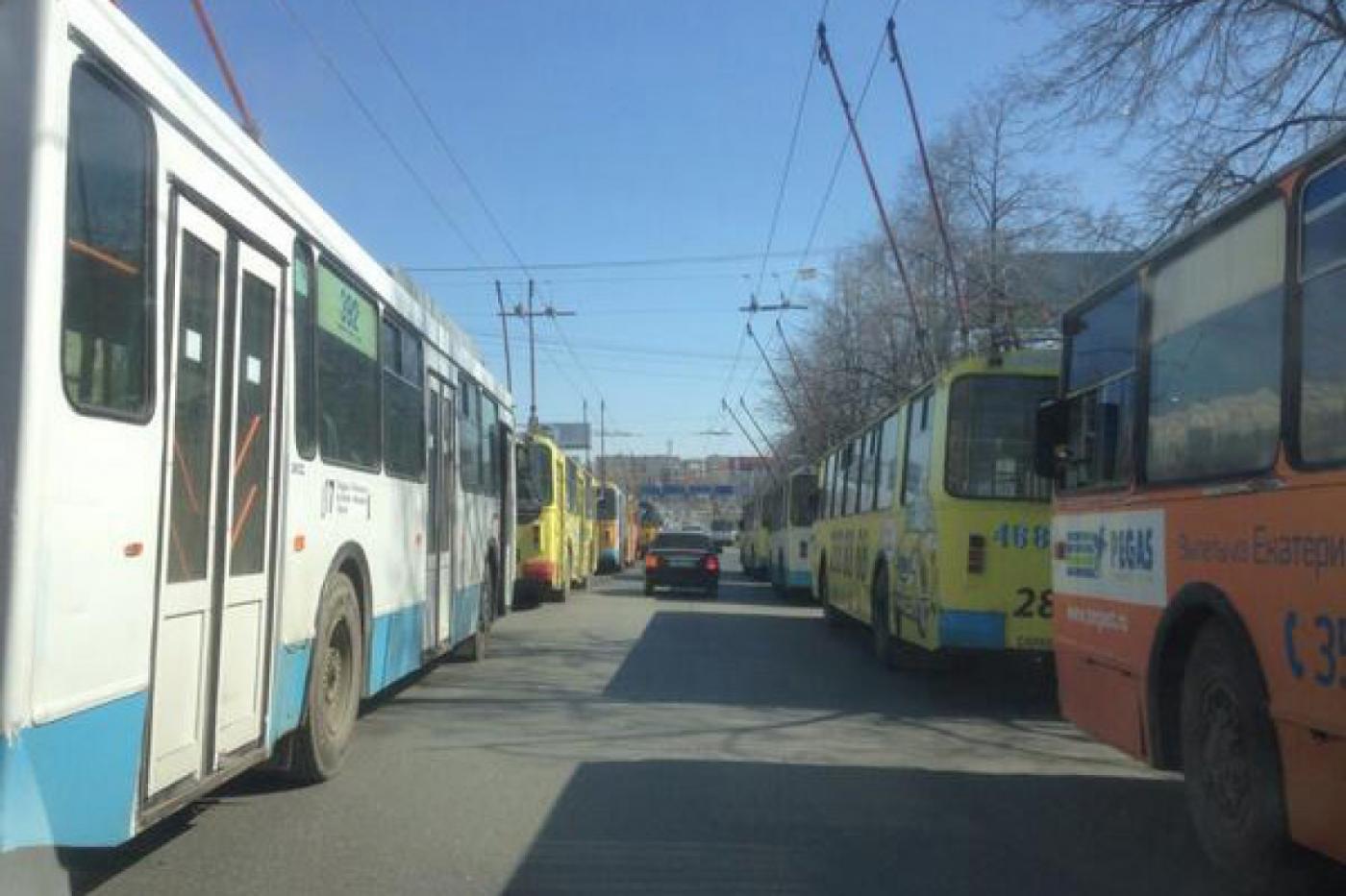 Электричество кончилось. В Екатеринбурге у железнодорожного вокзала встали троллейбусы - Фото 1