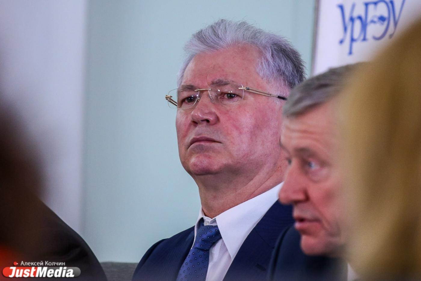 Наши новости работают! Парковка на тротуаре возле минобра обошлась ректору УрГЭУ в тысячу рублей - Фото 1