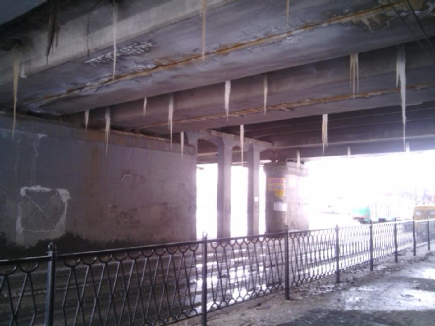 Крыши Екатеринбурга вновь обросли снегом и сосульками - Фото 1