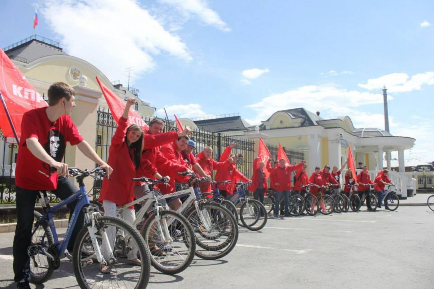 Куйвашеву и Холманских – по «Школьнику», Якобу с Ройзманом – велосипед-тандем! В Екатеринбурге прошел коммунистический велопробег - Фото 1