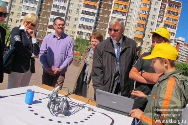 Воспитанники городских лагерей удивили Матвеева собственноручно собранными роботами - Фото 1