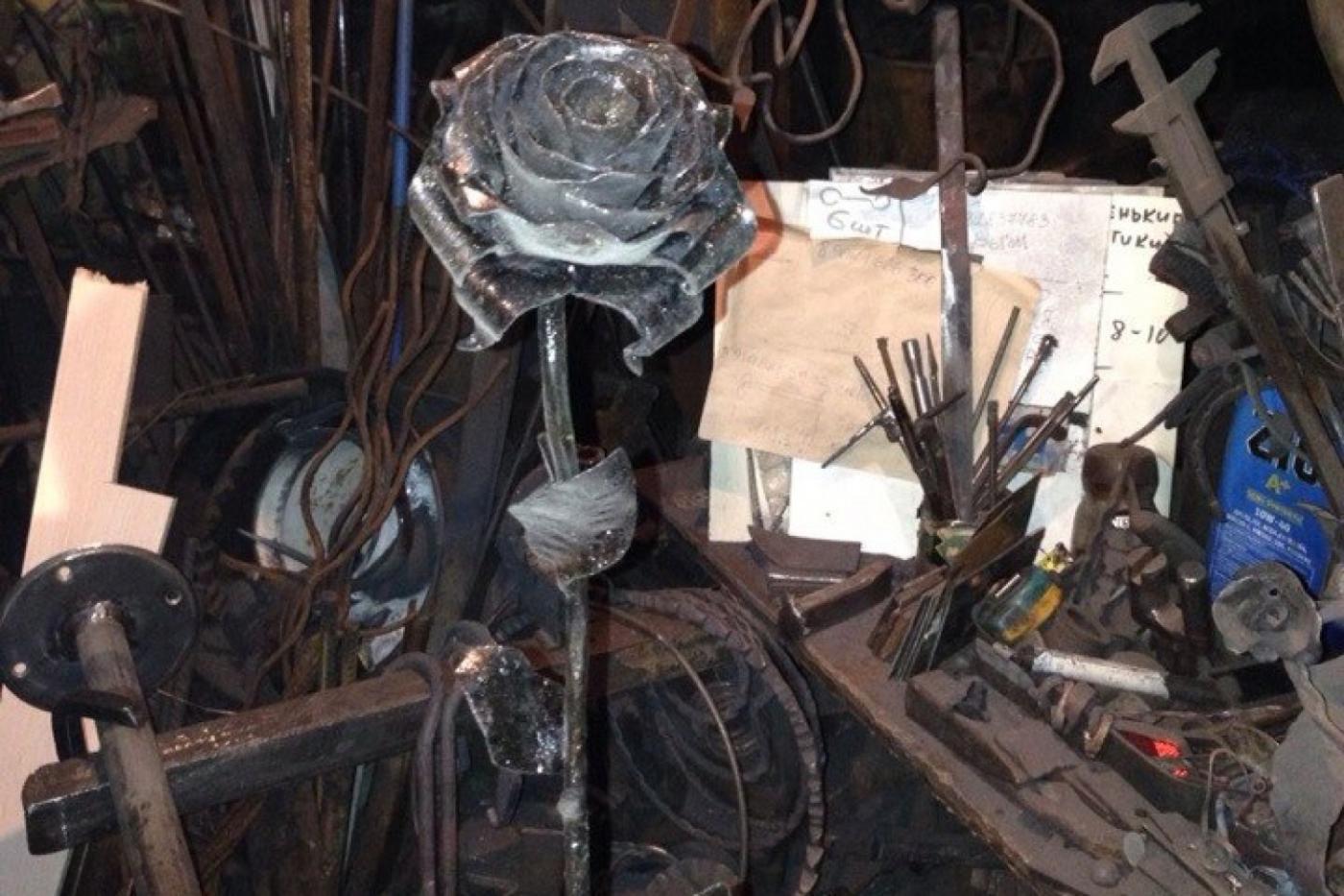 За мир во всем мире. Кузнец из Екатеринбурга отправил Селене Гомес символ Донецка и пригласил ее выступить на Украине и России - Фото 1